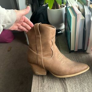 Tan colored 8.5 , I have only worn once for my nephews cowboy birthday party